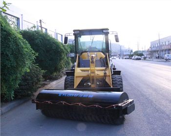 無(wú)塵清掃機(jī)廠家：億龍教你選購(gòu)好的掃路車！